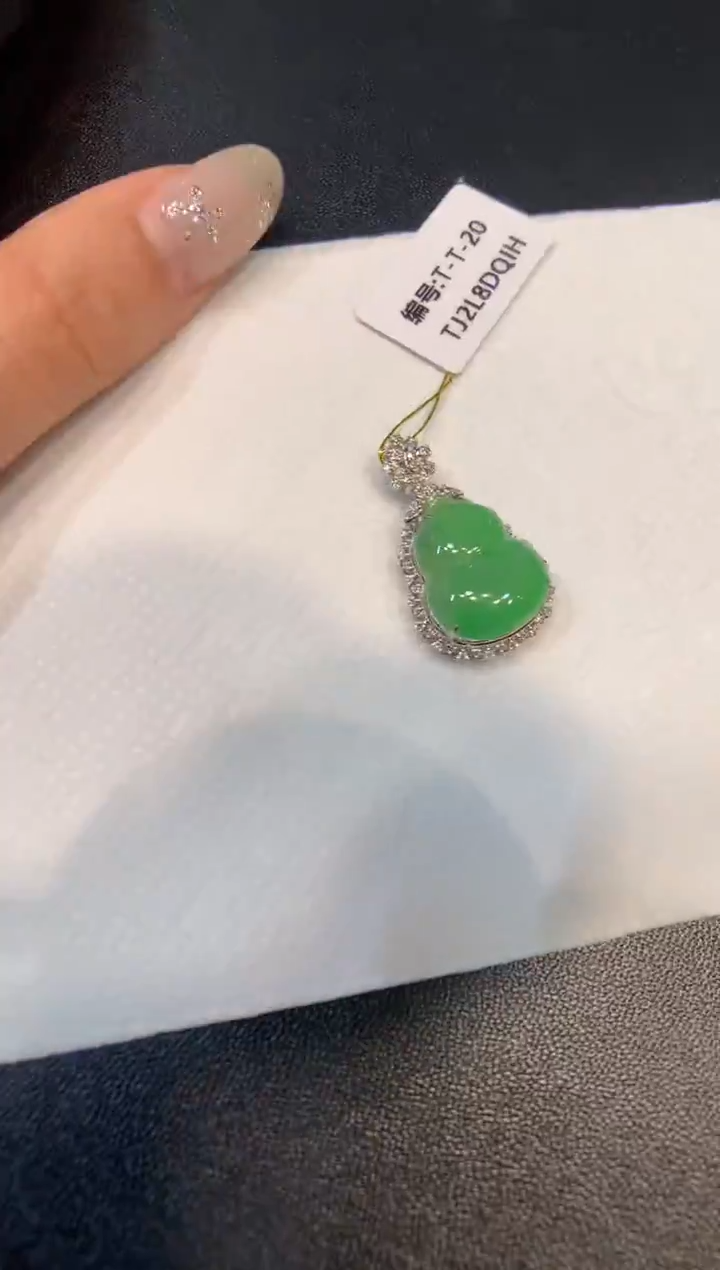 颈饰18K金镶嵌翡翠童**?葫芦