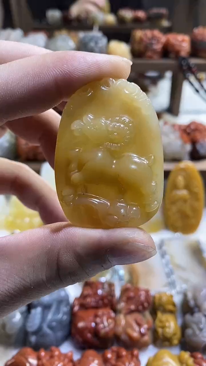 未镶嵌石英质玉（黄龙玉）吊坠(不含链)黄龙玉生肖羊牌