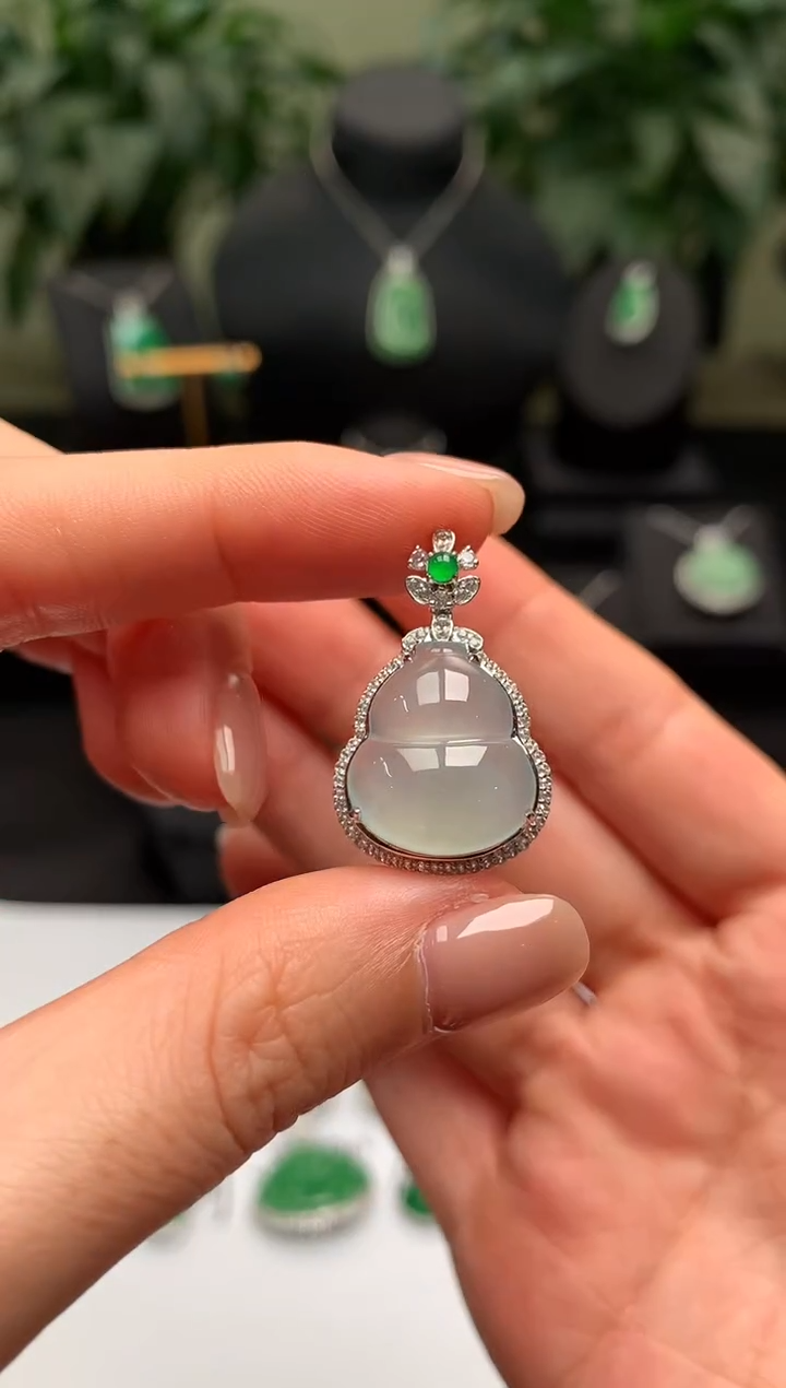 颈饰18K金镶嵌翡翠葫芦