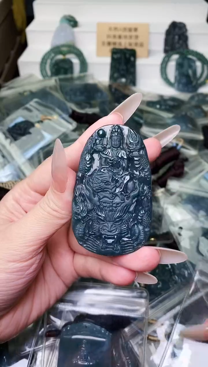 颈饰未镶嵌翡翠 