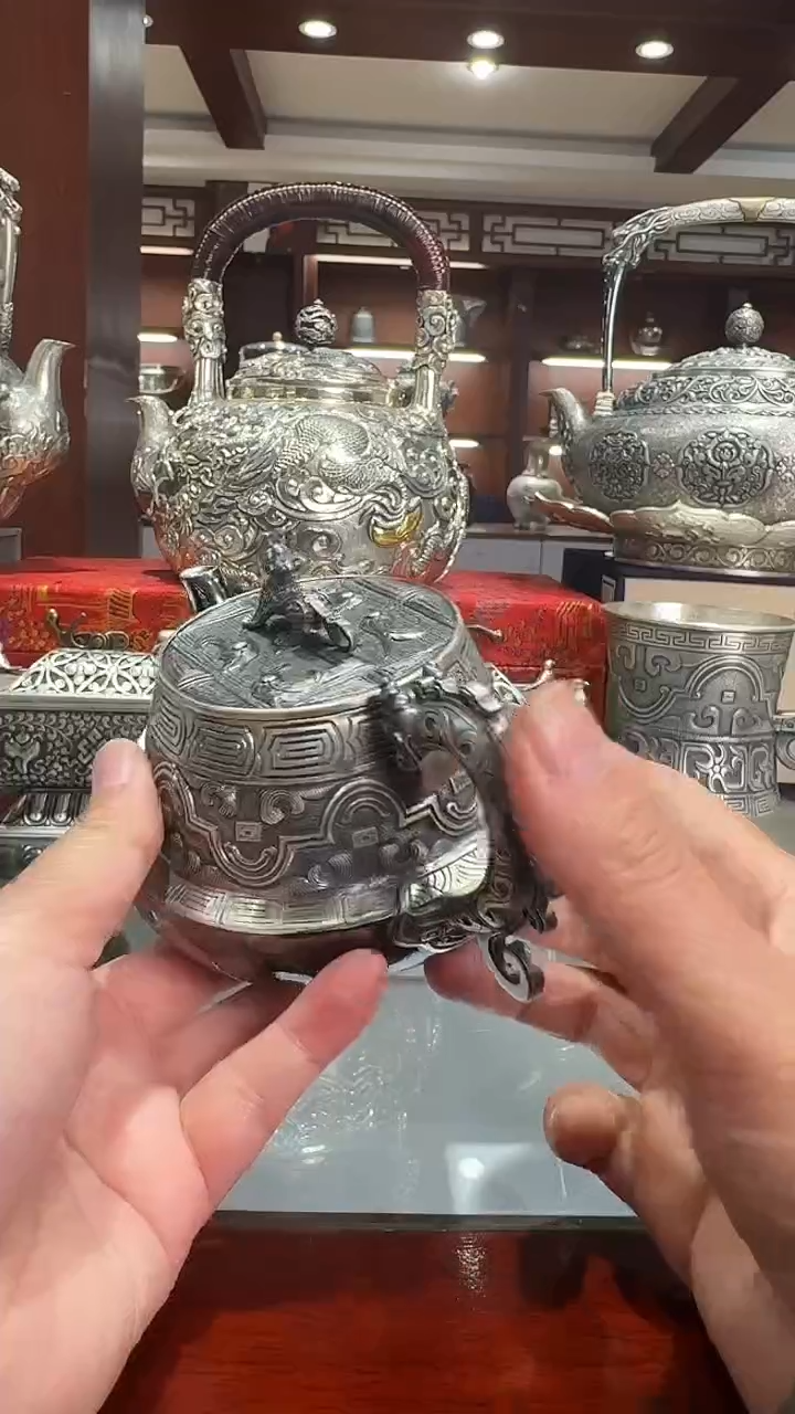 天****6足银手工精工老师錾刻饕餮纹泡茶壶