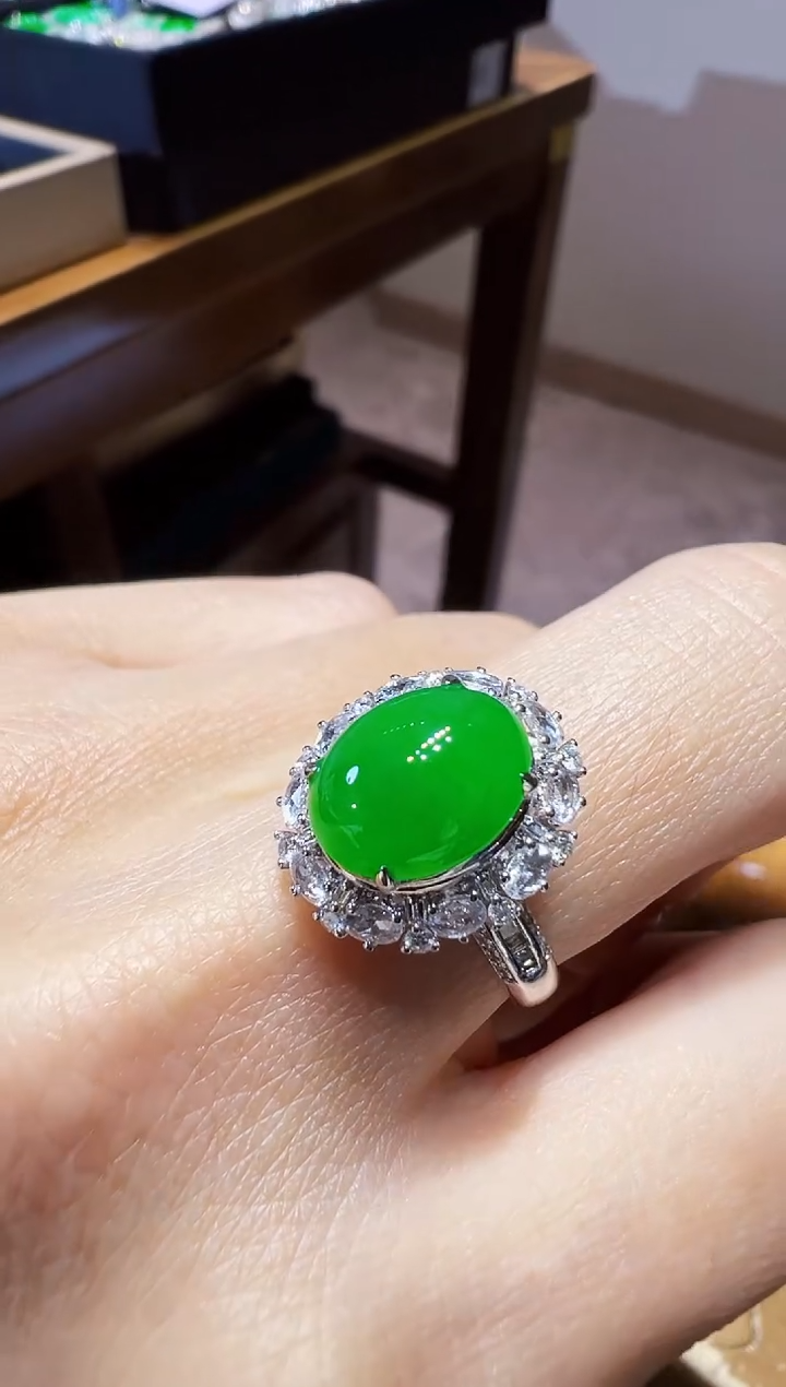 18K金镶嵌戒指翡翠蛋面