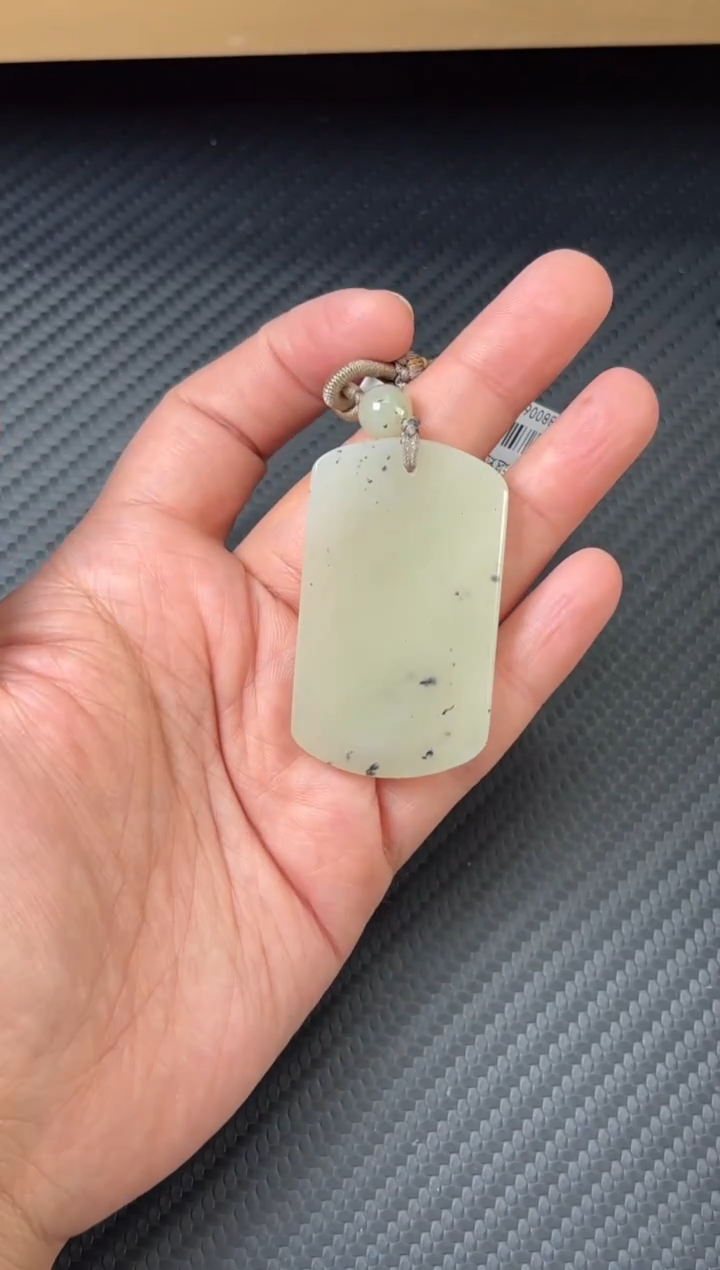 吊坠(赠链)未镶嵌和田玉且末近2矿微色差吊坠