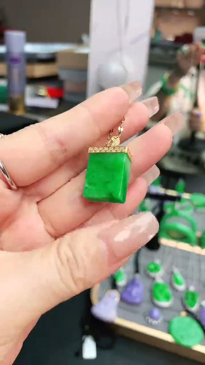 颈饰18K金镶嵌翡翠赠礼盒证书 