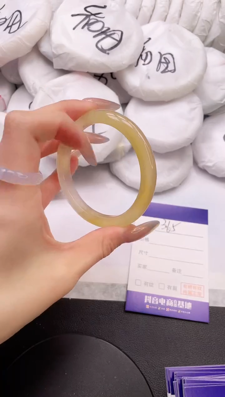 【闪购商品】石英质玉手镯未镶嵌18L365-57