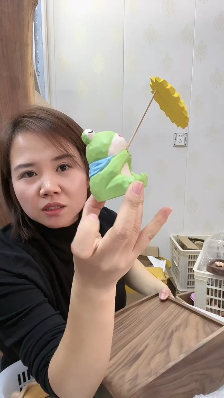 木青蛙王子举向日葵 摆件