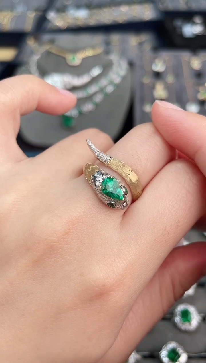 【闪购商品】祖母绿戒指18K金镶嵌0.65ct/灵蛇