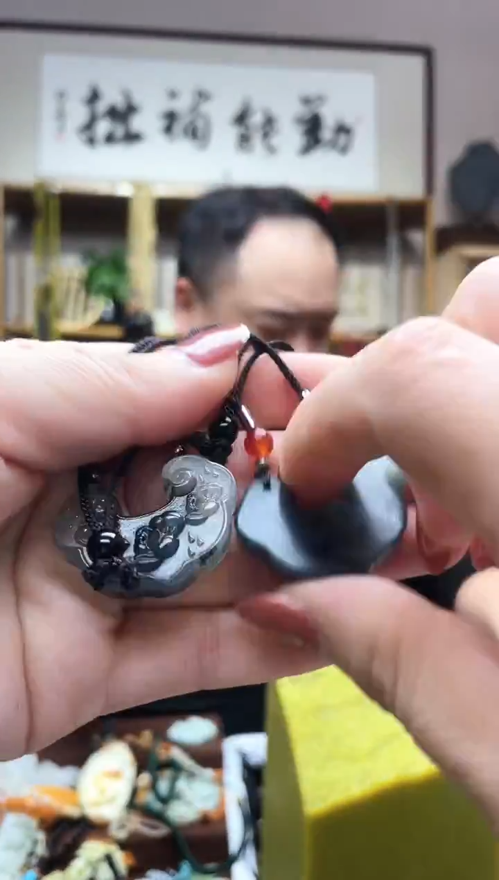 未镶嵌岫玉吊坠.