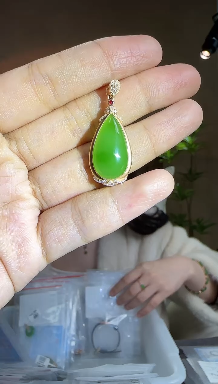 【闪购商品】和田玉吊坠18K金镶嵌18k金碧玉苹果绿水滴吊坠