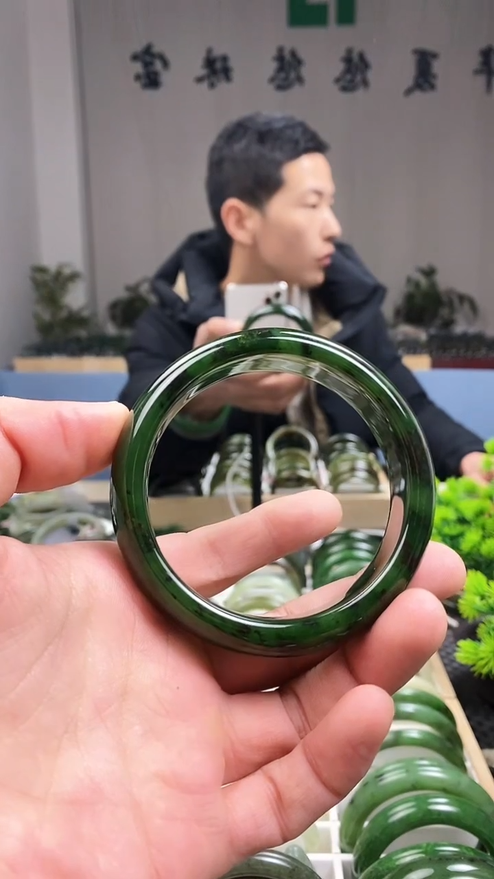 【闪购商品】和田玉（碧玉）手镯未镶嵌62.5（俄7飘红皮轮胎）