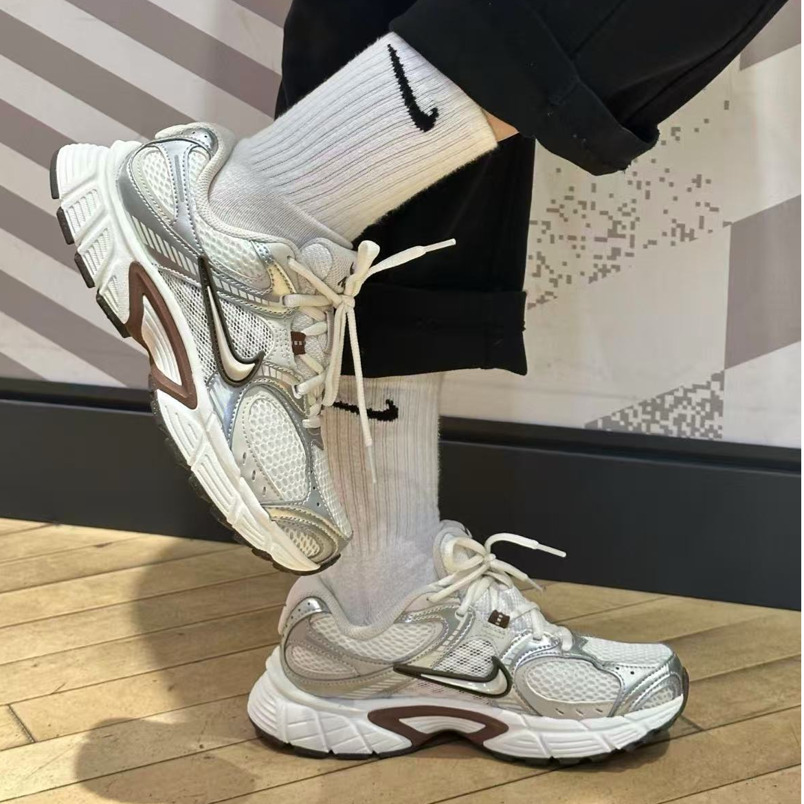 NIKE/耐克女鞋V5 RNR欧若风透气轻便百搭运动休闲鞋-HQ7901-102