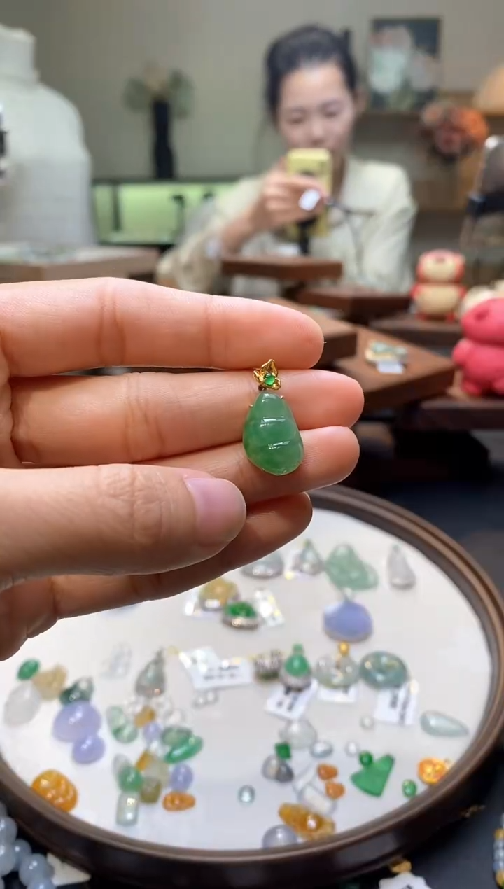 【闪购商品】翡翠18K金镶嵌颈饰豆子