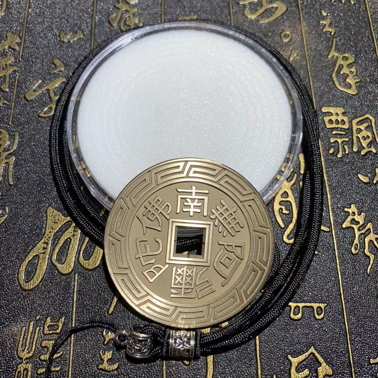 现代仿制工艺品六字真言雕母预售