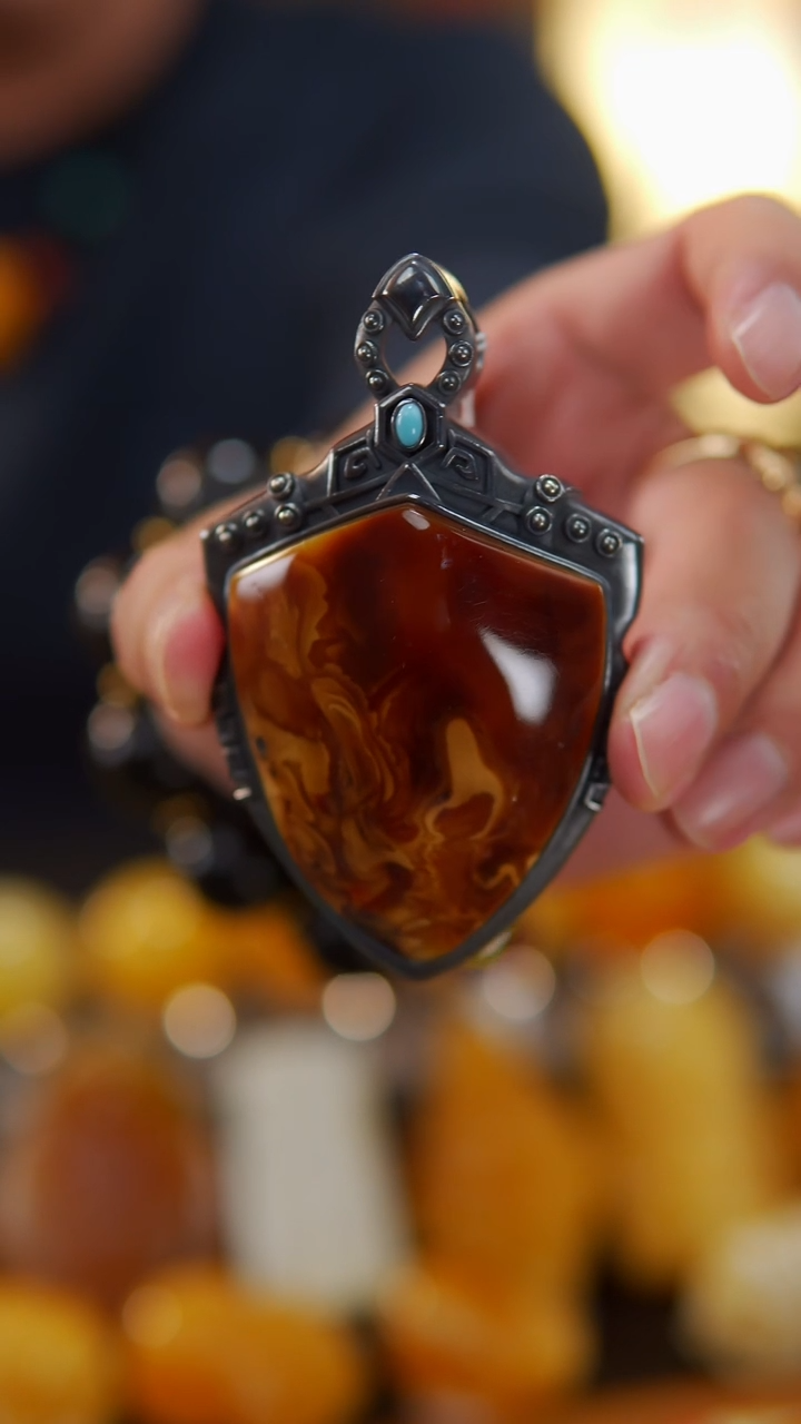 【闪购商品】蜜蜡颈饰银S925镶嵌花蜡盾牌吊坠90.9