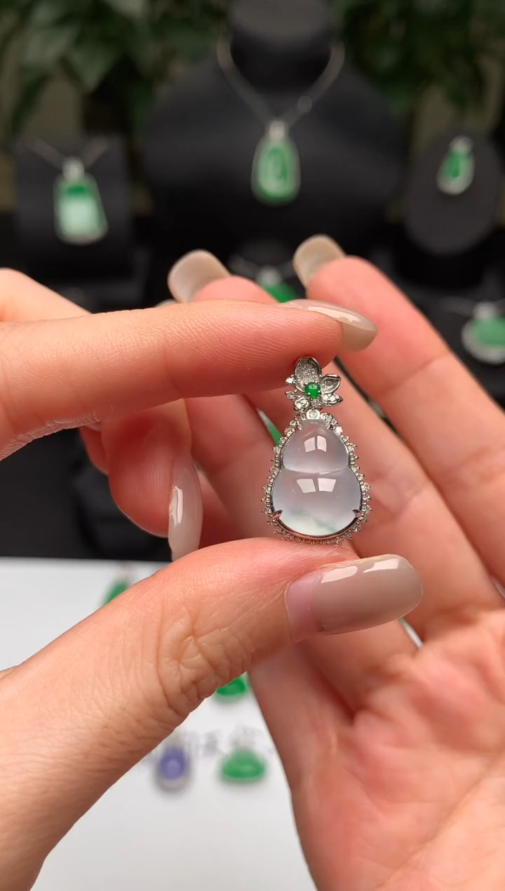 翡翠18K金镶嵌颈饰葫芦