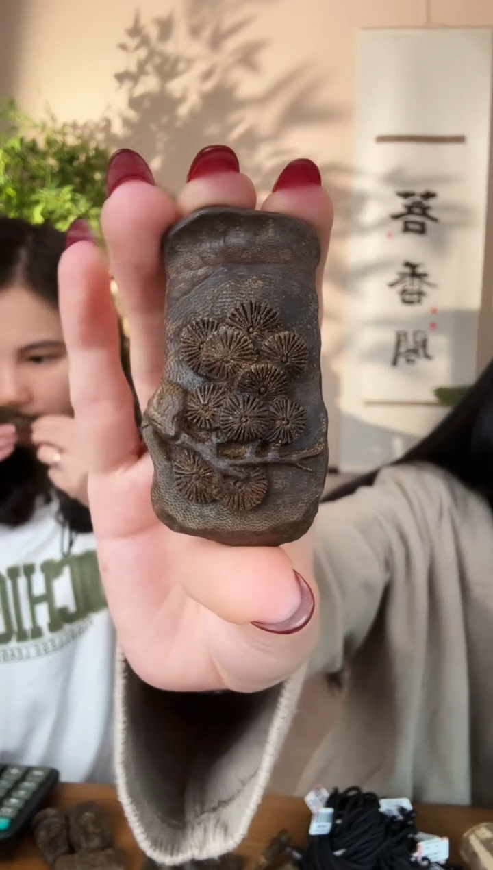 【闪购商品】沉香手串海南沉香99沉手工雕刻牌-松