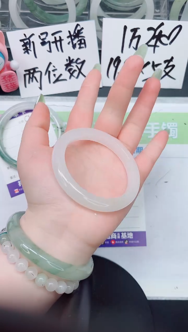 【闪购商品】石英质玉手镯未镶嵌a111