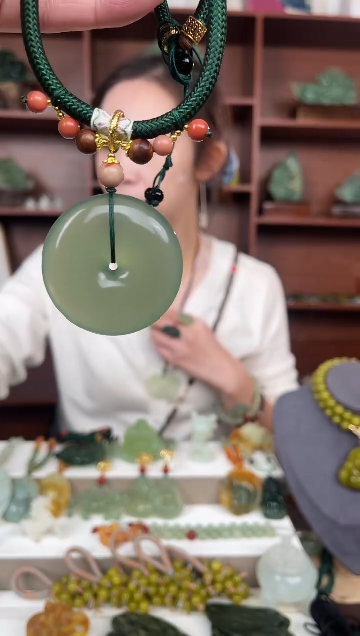 未镶嵌蛇纹石玉颈饰`