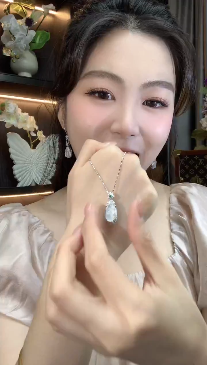 吊坠(不含链)18K金镶嵌翡翠A33翡翠多样性发一件