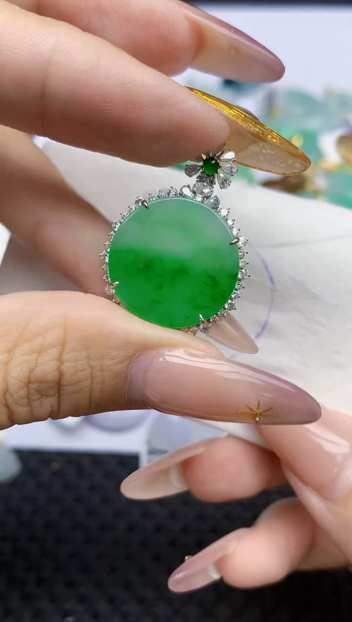 翡翠18K金镶嵌颈饰   天然翡翠A货  百元以上9米证书费自理