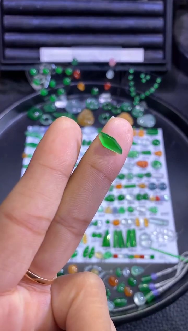 未镶嵌挂件翡翠切割