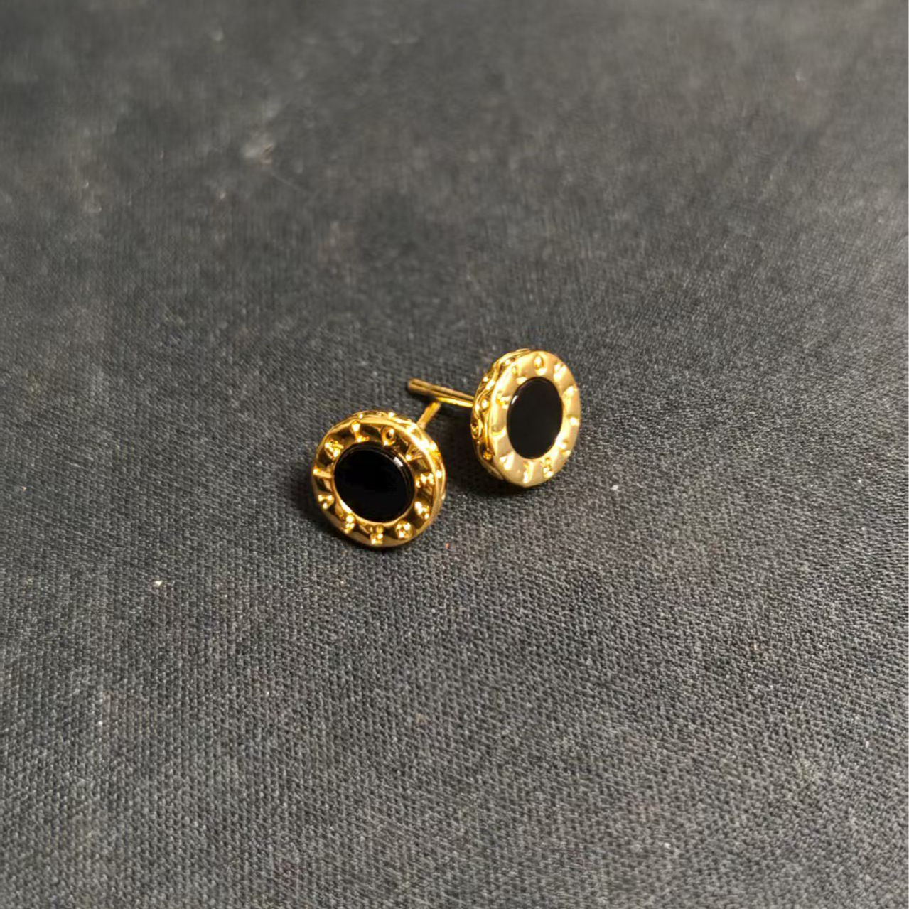 【XZ】18k金黑玛瑙罗马字母圆牌耳饰（一对）