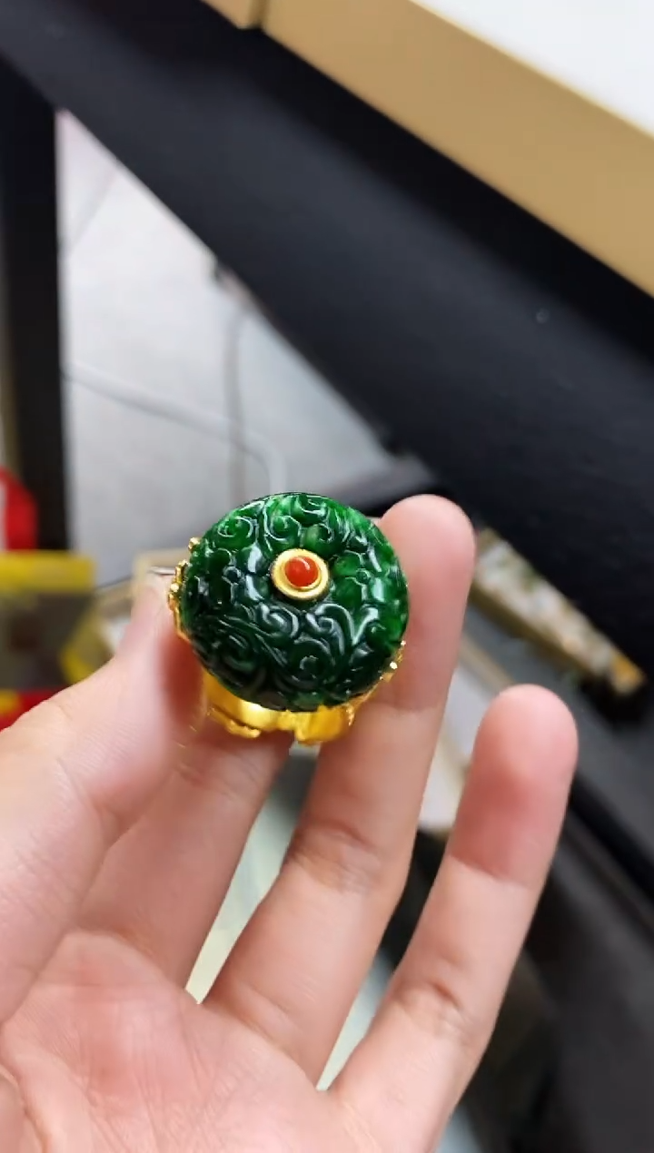 颈饰未镶嵌翡翠戒指