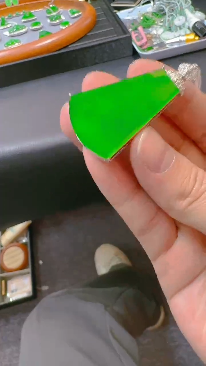 【闪购商品】翡翠吊坠(赠链)18K金镶嵌天然A货翡翠