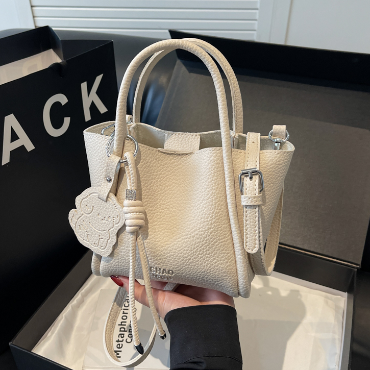 今年流行爆款小包包女秋冬百搭2025新款休闲斜挎包手提子母水桶包