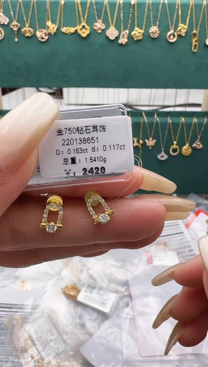 耳饰18K金镶嵌钻石耳钉