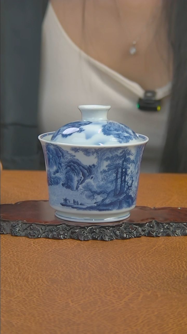 景德镇手工青花春山图盖碗