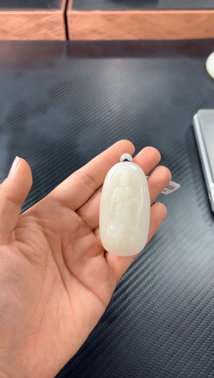 吊坠(赠链)未镶嵌和田玉且末金山微色差吊坠M