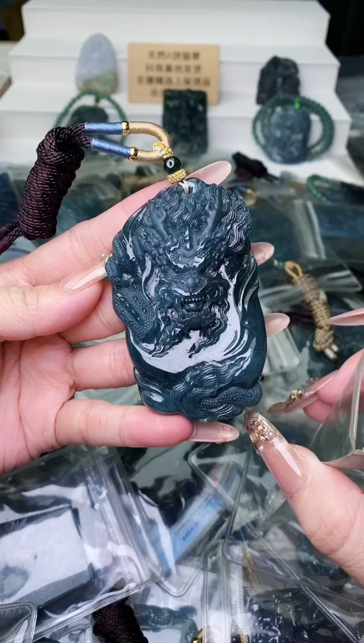 颈饰未镶嵌翡翠 