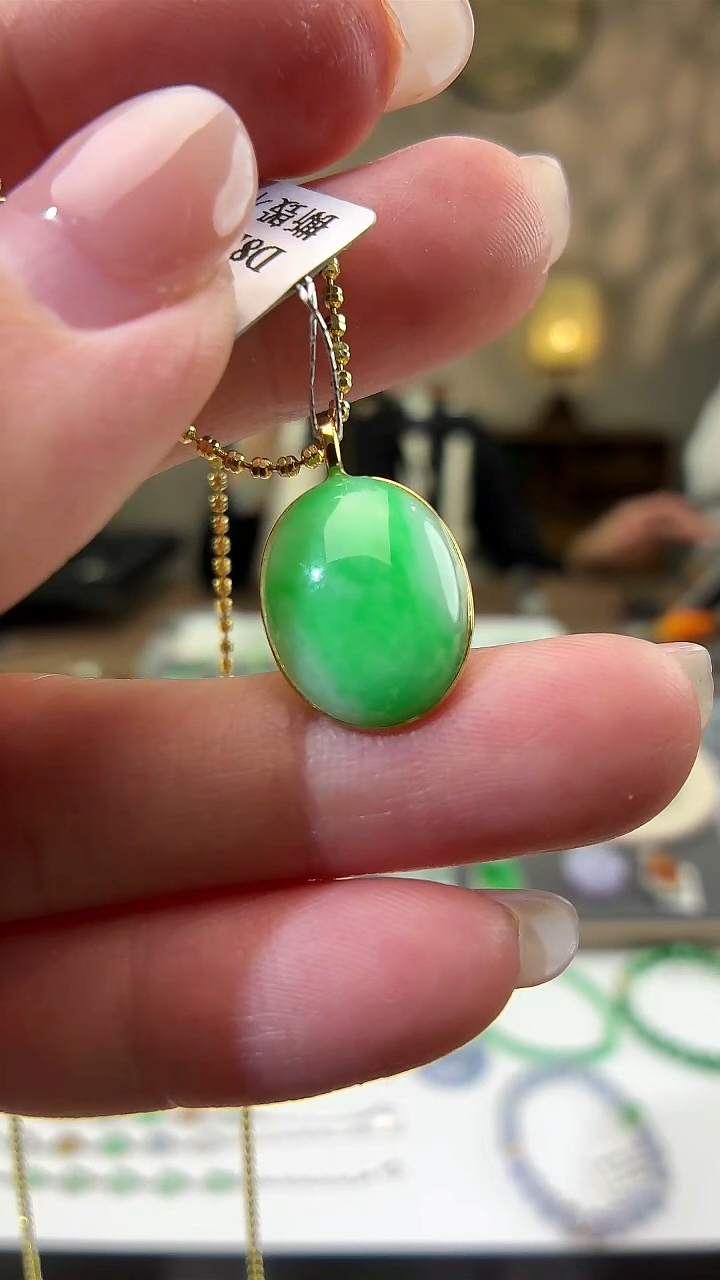 吊坠(不含链)18K金镶嵌翡翠蛋面
