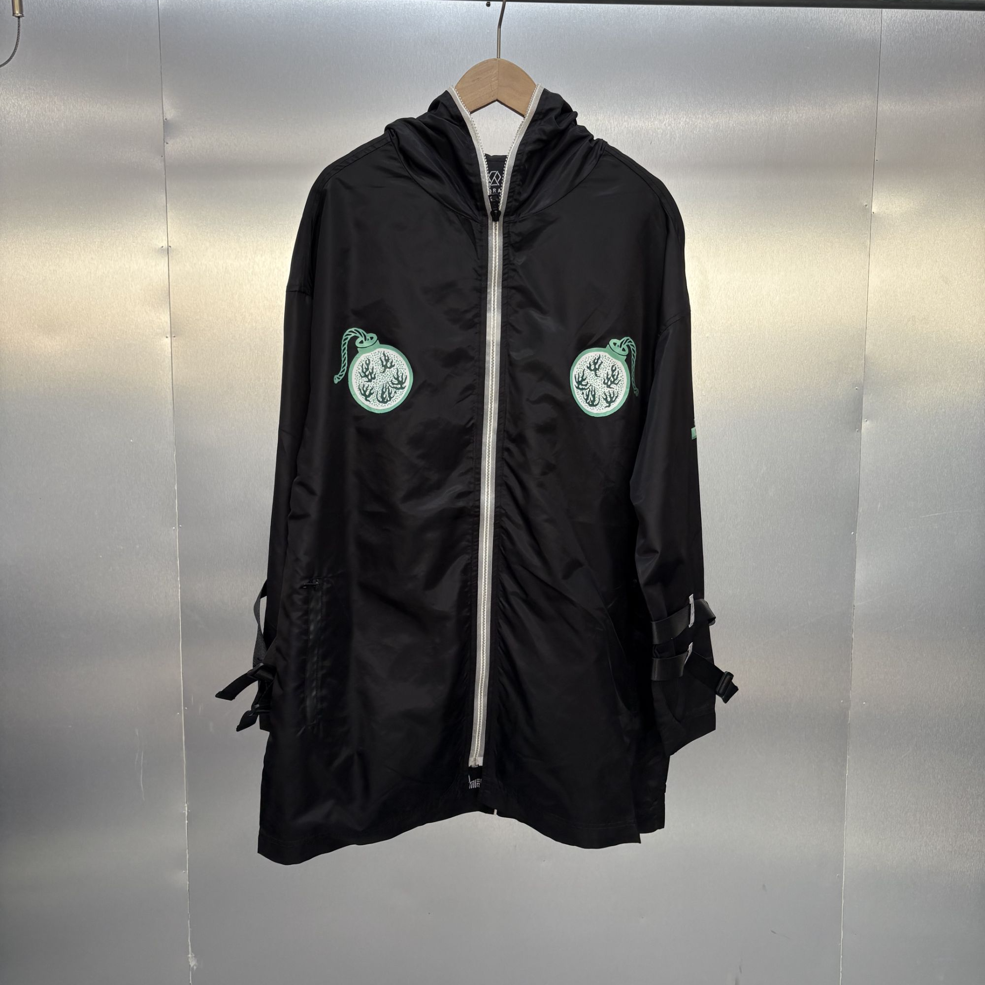 G02-10503-DEB（中长款）正面地雷印花时尚潮流风衣外套