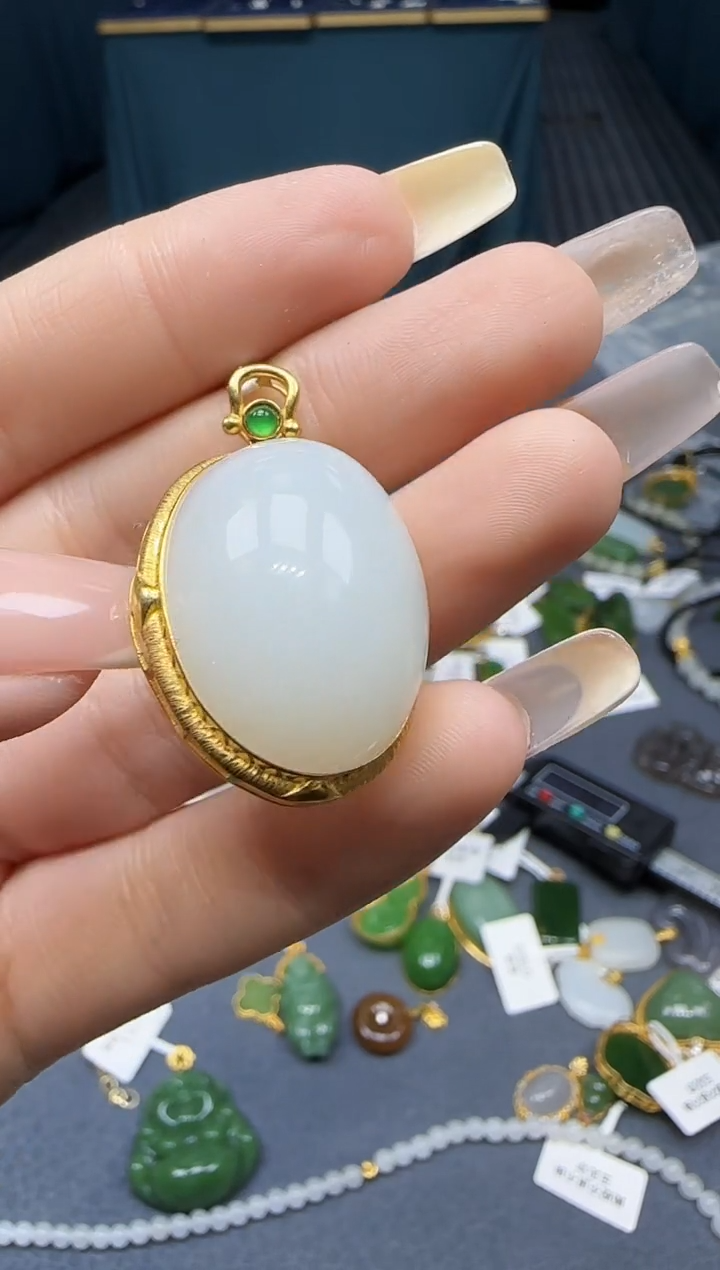 【闪购商品】和田玉挂件18K金镶嵌1