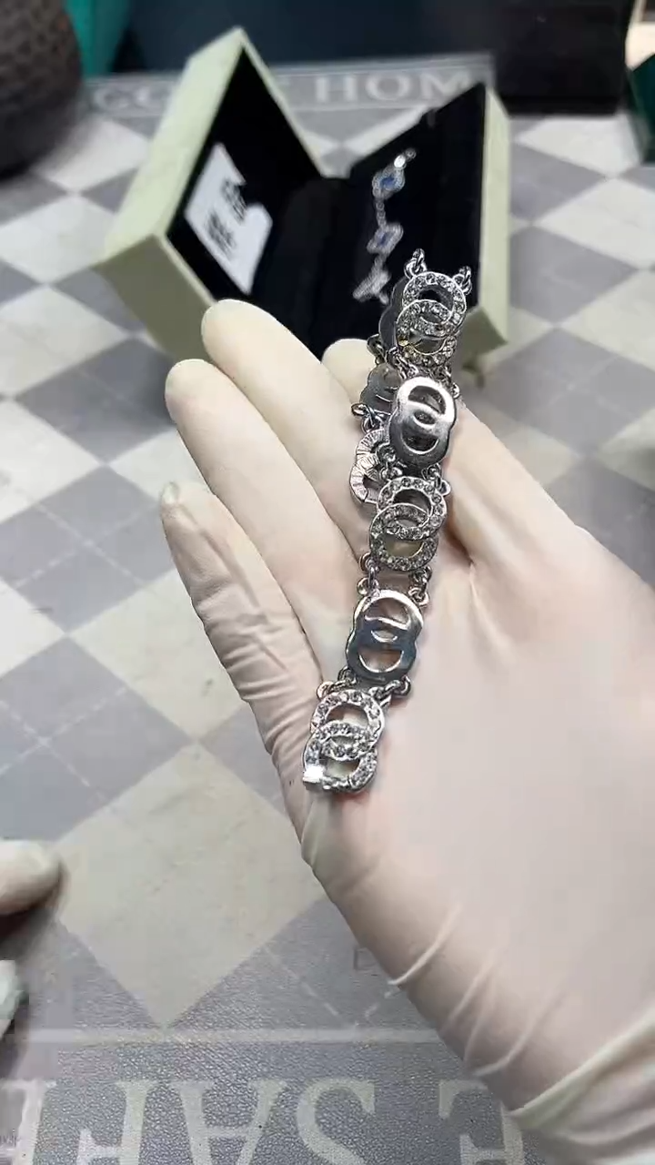 非金属无风****5如图所示时尚饰品