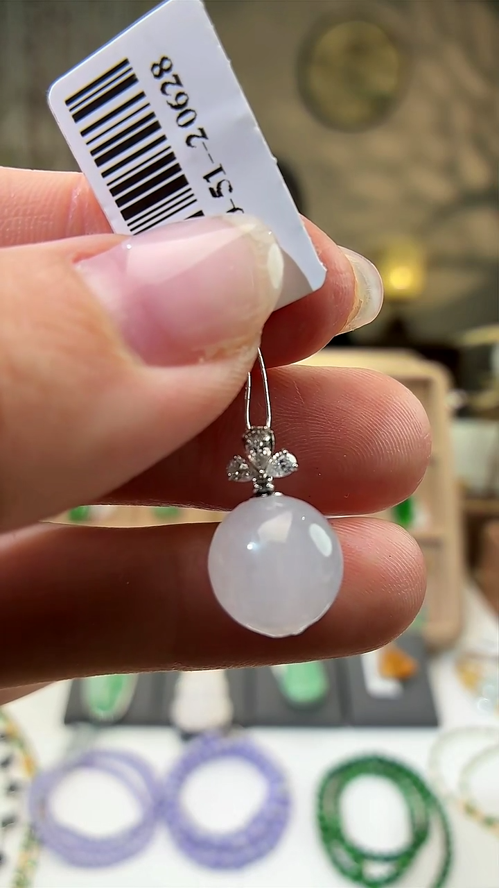 颈饰18K金镶嵌翡翠吊坠