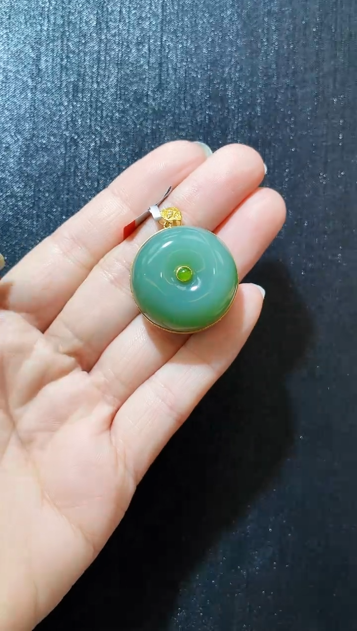 吊坠(赠链)18K金镶嵌和田玉多样性发一