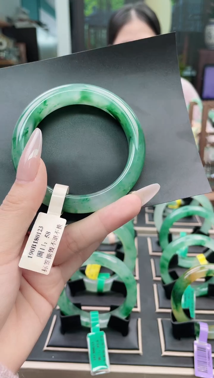 未镶嵌手镯石英质玉（非洲翠）手镯