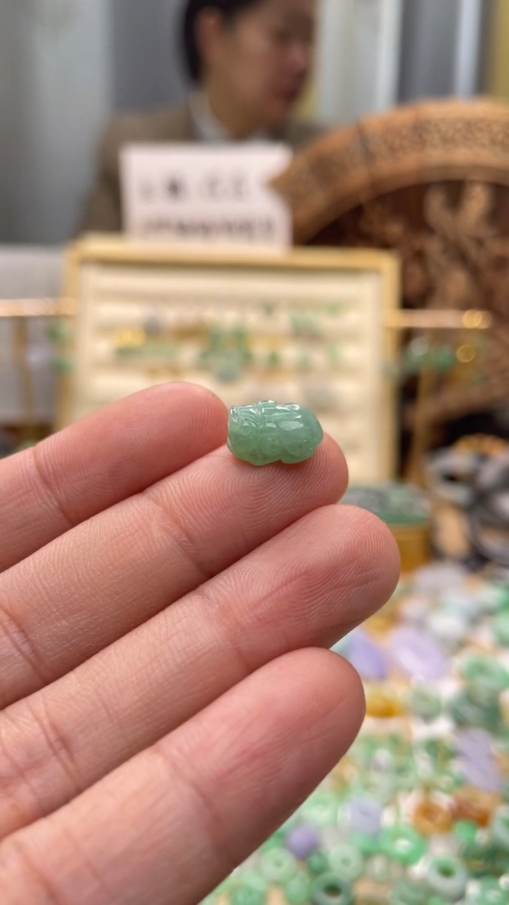 颈饰未镶嵌翡翠貔貅