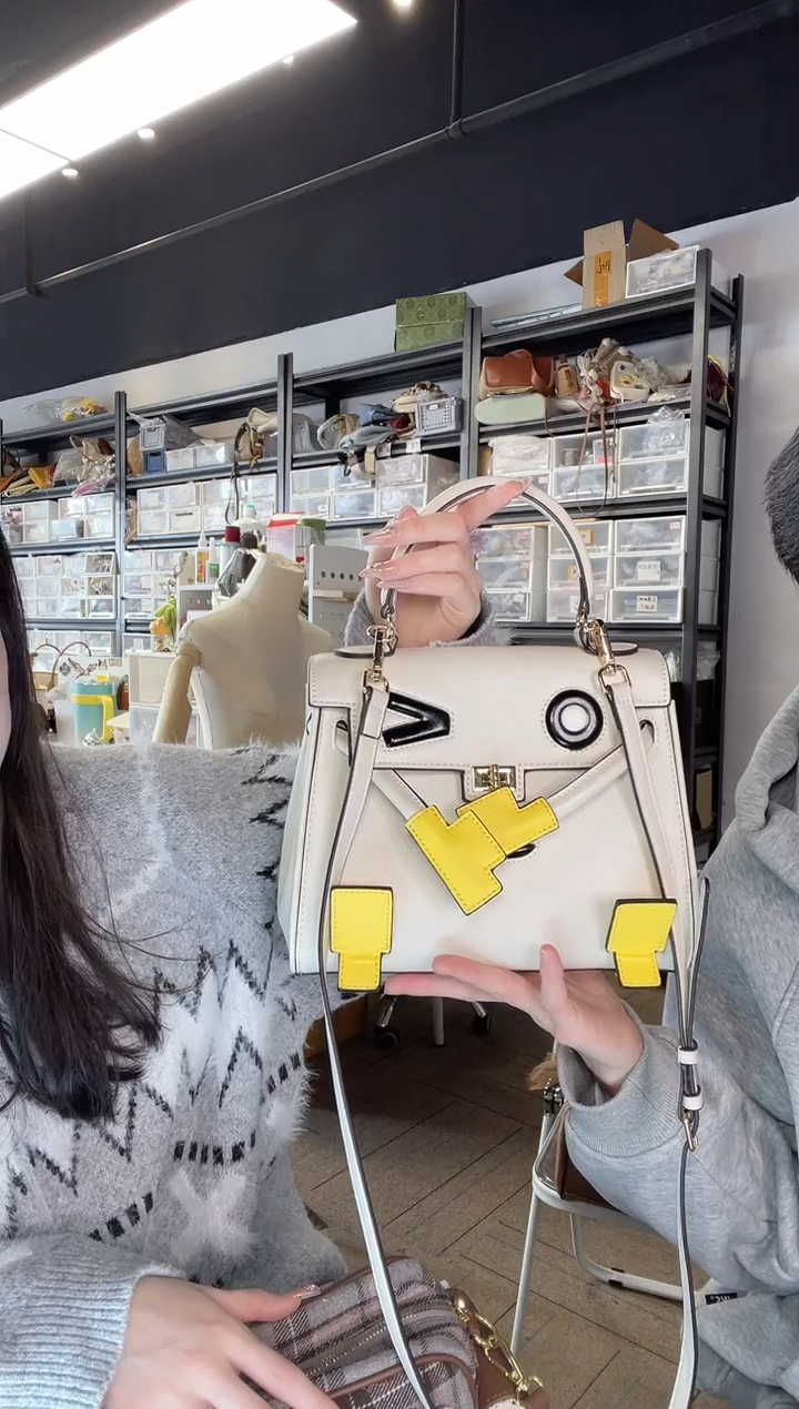 PU必灵饰物局wink