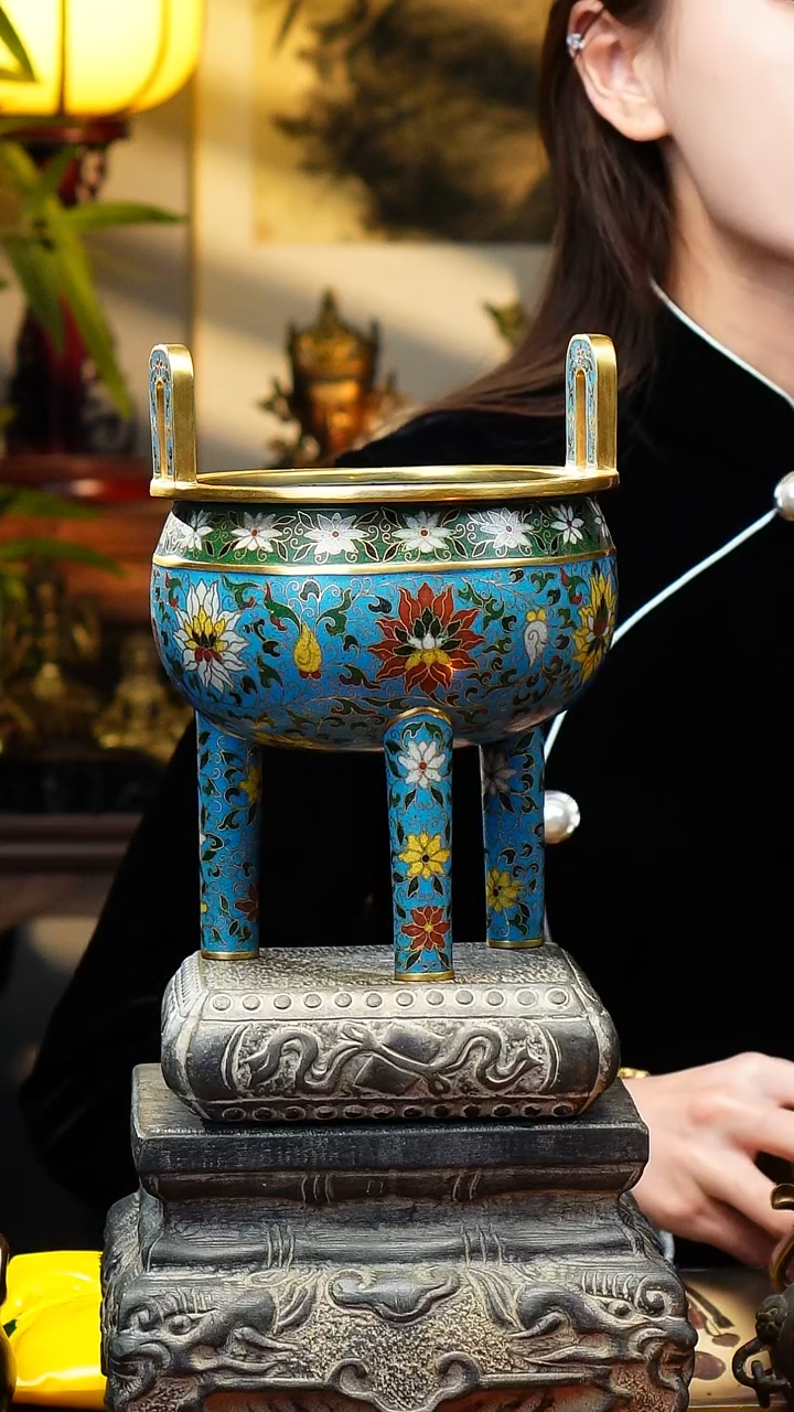 炉天下掐丝珐琅三足鼎