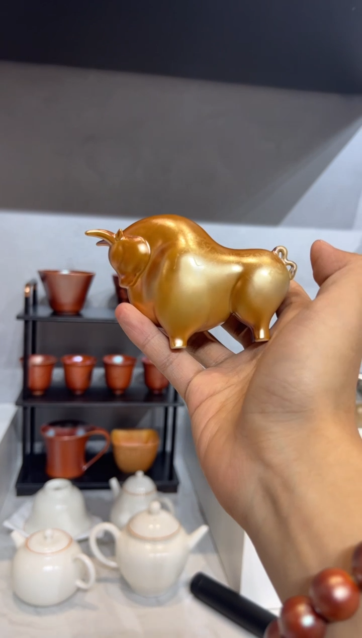 13柴房陶瓷柴烧金牛茶宠摆件，因柴烧特性，每只都略有不同~