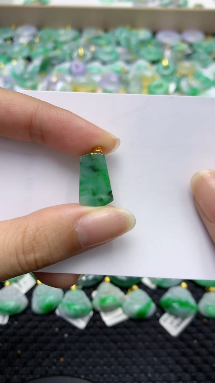 翡翠18K金镶嵌颈饰天然缅甸翡翠A货