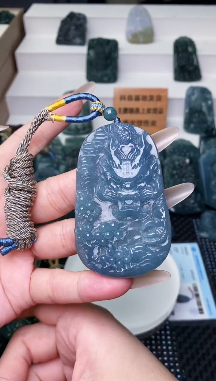 颈饰未镶嵌翡翠 
