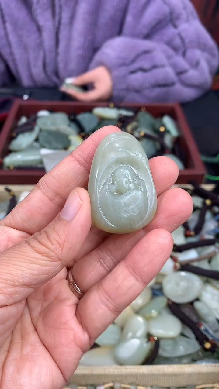 颈饰未镶嵌和田玉（多样性发一件）没有证书有瑕