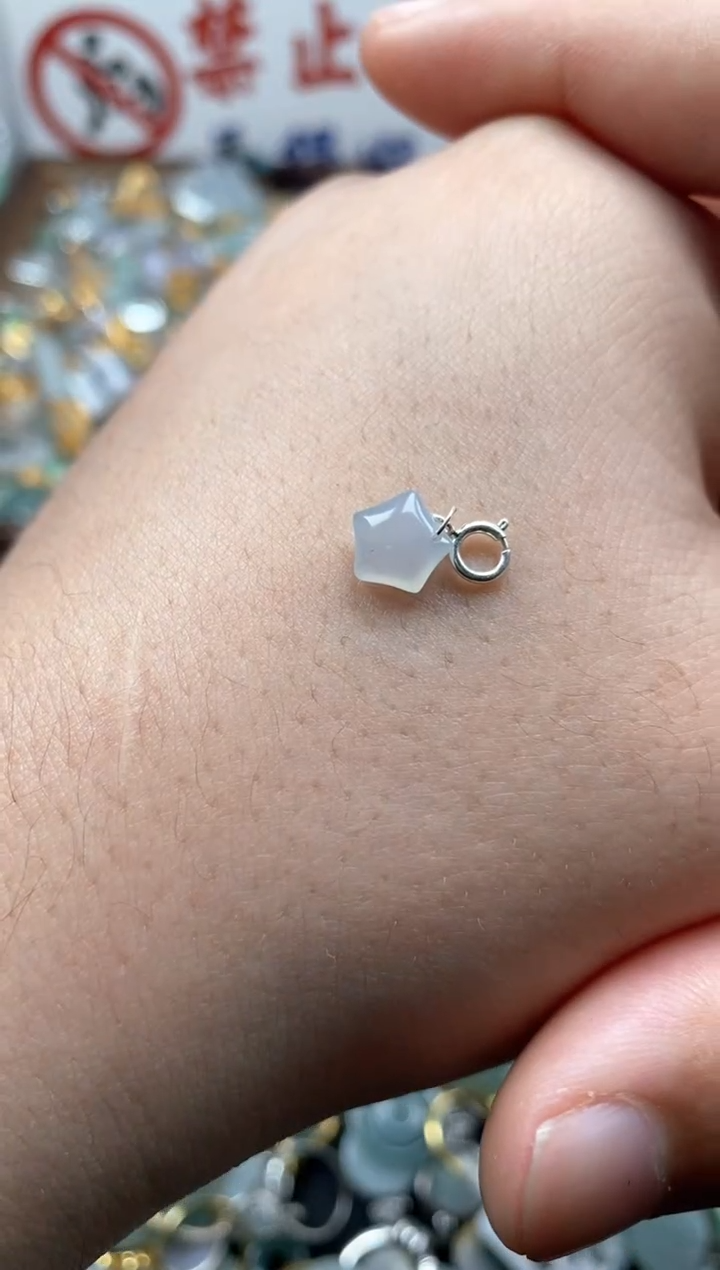 【闪购商品】翡翠颈饰未镶嵌哥哥