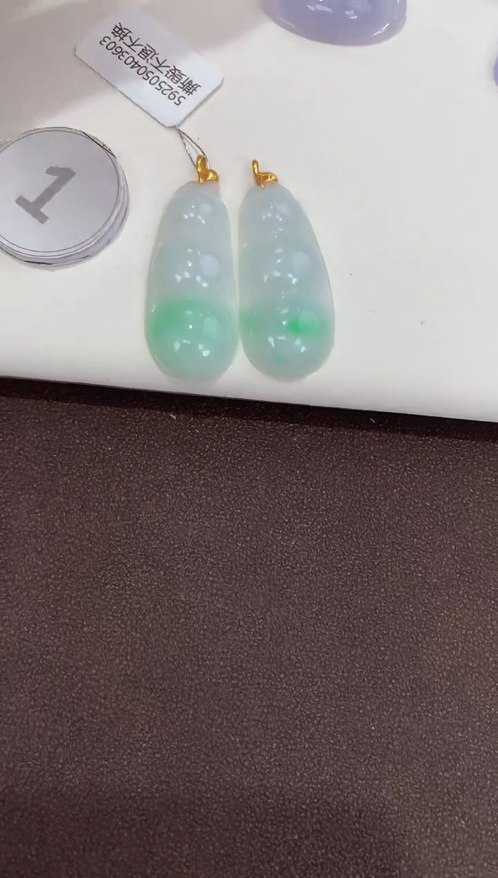 翡翠18K金镶嵌吊坠(赠链)天然缅甸a货翡翠(多样性发其一