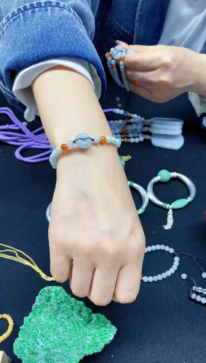 颈饰未镶嵌翡翠手串发其一